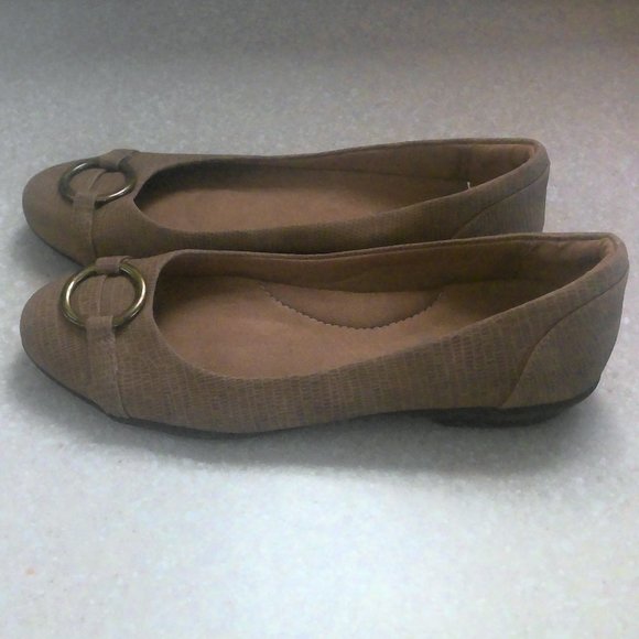 ANNIE COMFORT TAN BALLET STYLE SHOES WITH GOLD TONE O RING ON TOP OF SHOE-6 - Picture 2 of 8